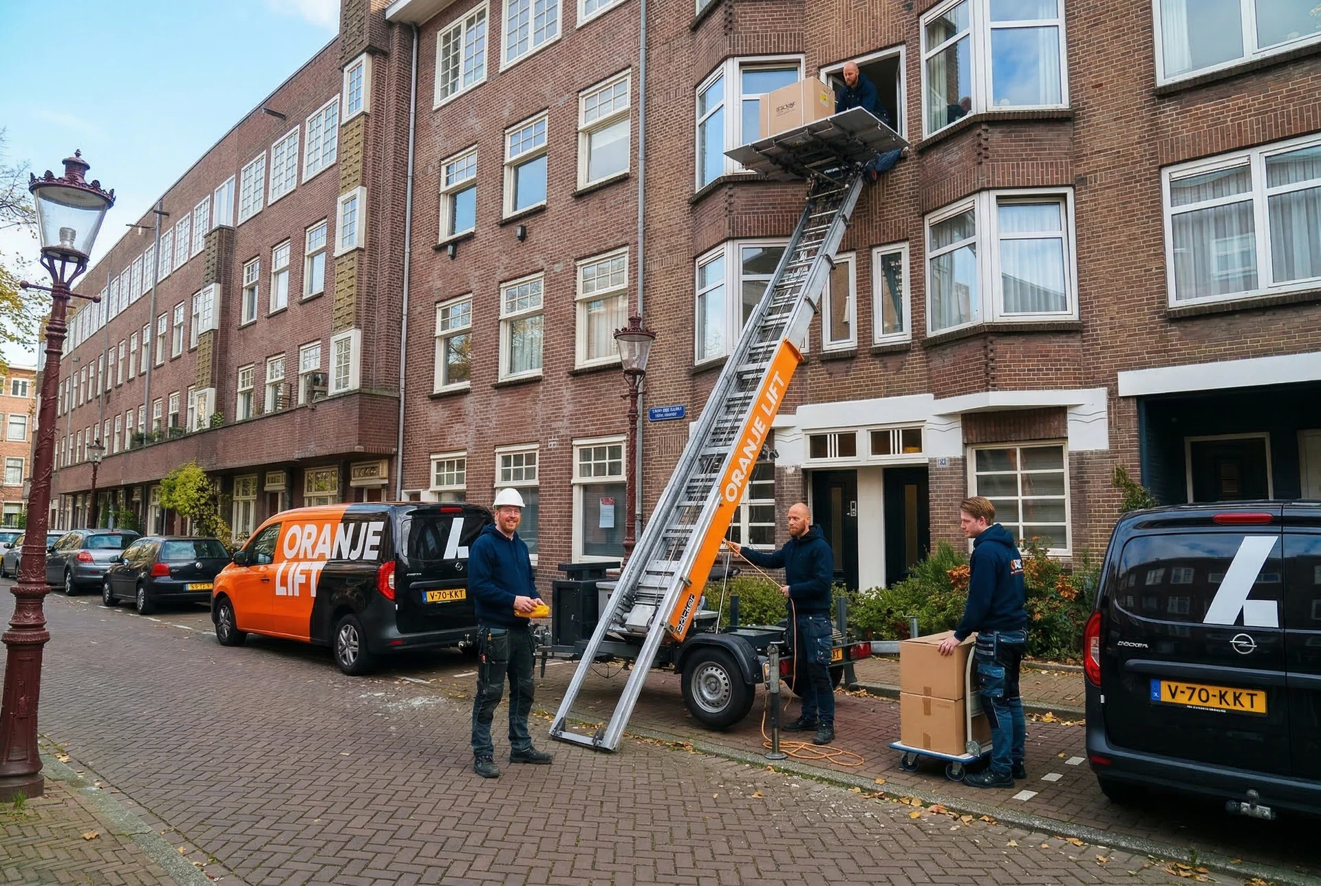 Aanhangerlift in smalle straat Gouda