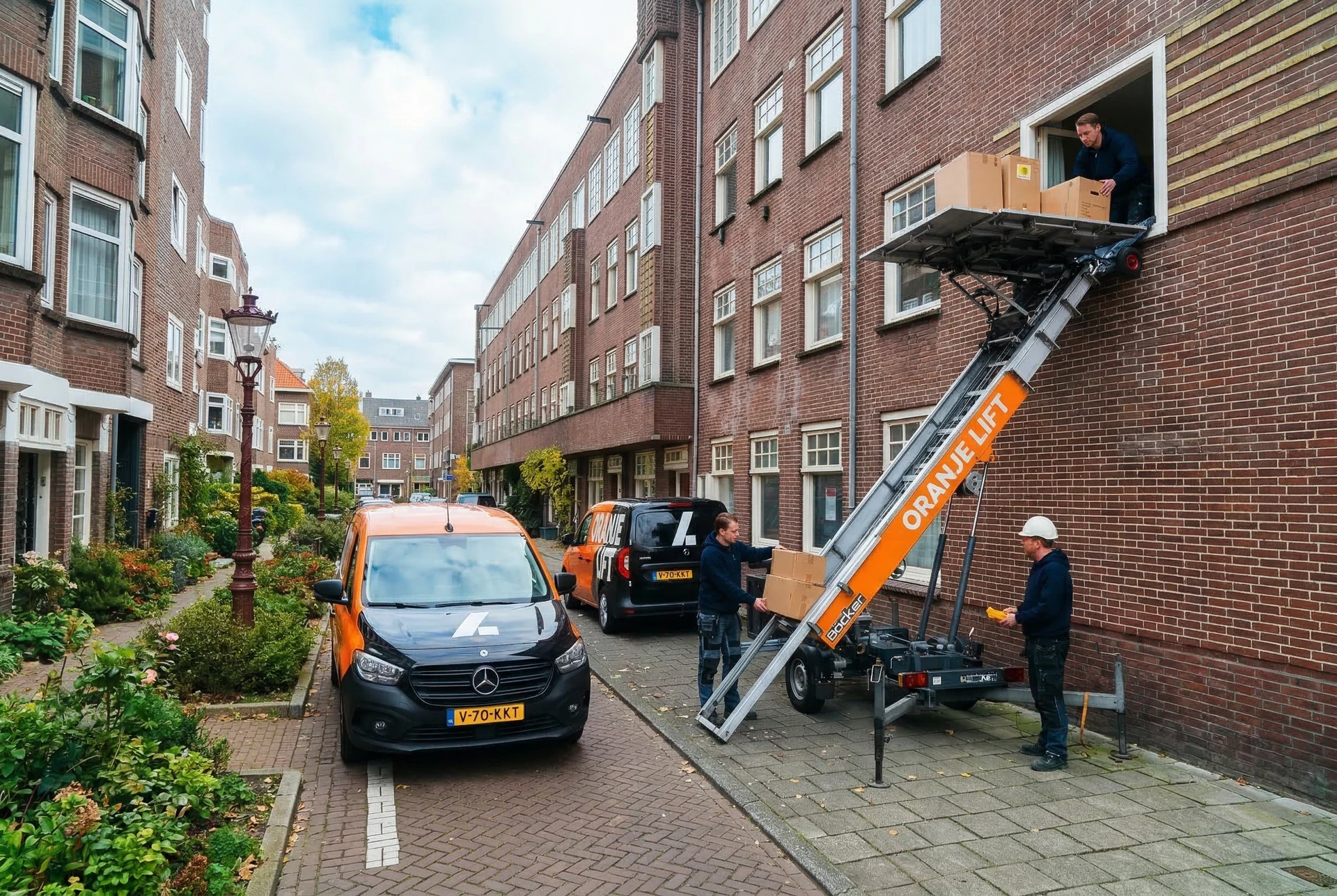 Aanhangerlift in smalle gracht Binnenstad Gouda