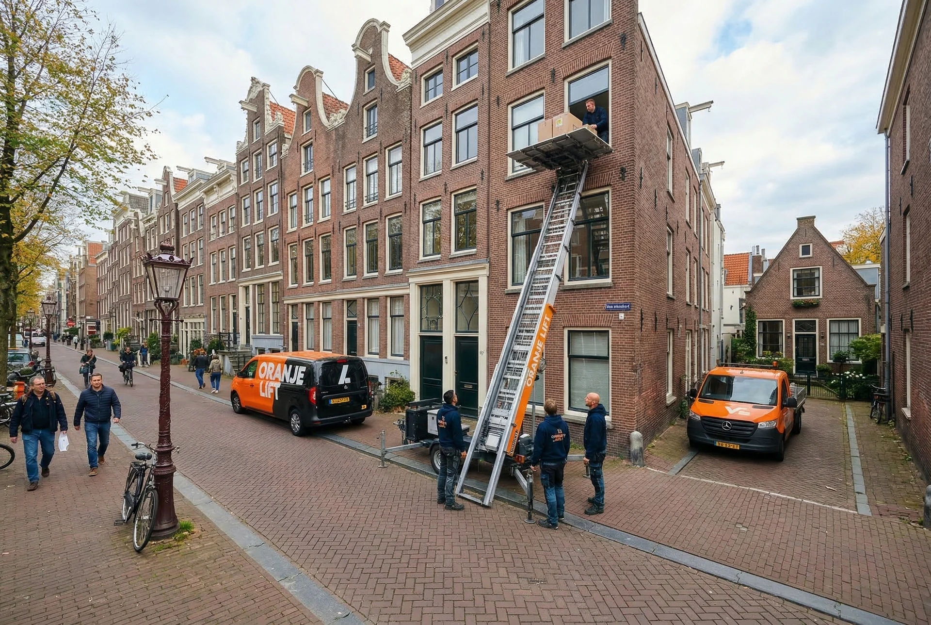 Aanhangerlift in smalle gracht Binnenstad Gouda